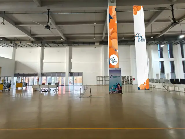 IIS Ahmedabad: Dropdown banners